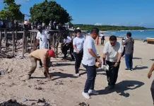 Panitia Paskah Pemuda Kabupaten Kupang Lakukan Aksi Bersih Pantai di Tablolong