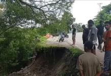 Jalan Negara Camplong Terancam Putus Ganggu Mobilitas Warga