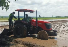 Babinsa Pahunga Lodu Dampingi Petani Bajak Sawah Musim Tanam