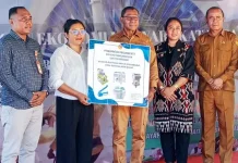 Dorong Pengembangan Ekonomi Desa, Wagub NTT Serahkan Bantuan di Desa Oenitas