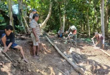 Babinsa Bersama Warga Gotong Royong Bangun Rumah