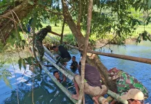 TNI dan Warga Gotong Royong Bangun Jembatan Desa