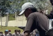 Massa Ricuh Rusak Gerbang Kejari Rote