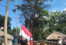 Warga Kampung Wanno Muttu Kibarkan Bendera Merah Putih