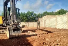 Babinsa Pantau Pembangunan Gedung Gerai Koperasi Merah Putih Desa Lekunik