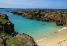 Pantai Tolanamon, Keindahan Alami di Balik Tebing Karang