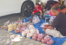 Pasar Murah Diserbu Warga, Sembako Ludes di Oeba