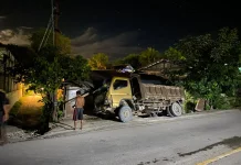 Mesin Mati di Tanjakan, Truk Hantam Rumah Warga