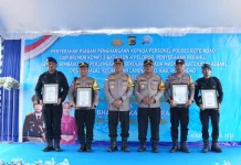 Kapolda NTT Beri Penghargaan Penyelamat Paus di Rote Ndao