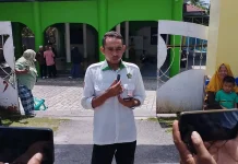 Remaja Masjid Nurul Jadid Babau Bagikan Air Minum saat prosesi paskah