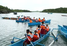 Kapolda NTT Bantu Perahu dan Sembako Masyarakat Pesisir Landu Leko