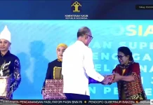 Lurah Fatufeto Terima Penghargaan Sebagai Posbakum Kelurahan