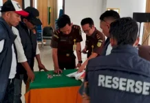 Ditresnarkoba Polda NTT Tahap II Lima Tersangka Narkotika ke Kejari Ngada