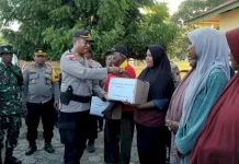Kapolda NTT Bantu Korban Bencana Gempa Bumi di Adonara Timur