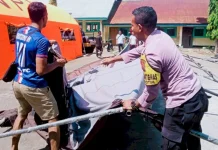 Bhabinkamtibmas Hadir di tengah Bencana Gempa Bumi di Adonara Timur