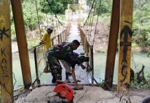 Babinsa Waingapu Dampingi Pengelasan Jembatan Garuda demi Keselamatan Warga