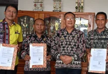 Koordinator Pengawas Serahkan SK Tiga Kepala Sekolah di Rote Ndao