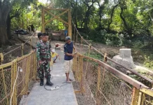 Semangat tanpa Batas,Babinsa Waingapu Dampingi Pengelasan Jembatan Garuda