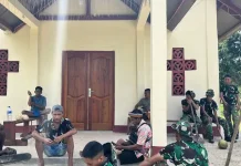 Satgas  Gandeng Warga Desa Umbu Wangu Sukseskan  Program TMMD
