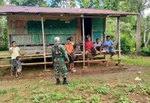 Babinsa Perkuat Kamtibmas lewat Komsos Bersama Warga Desa