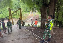 Kodim 1601/Sumba Timur dan Warga Percepat Pembangunan Jembatan Garuda