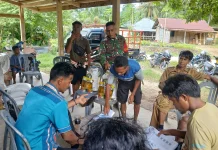 Babinsa Dampingi Penyaluran Bantuan Pangan di Harona Kalla