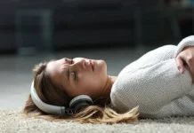 Manfaat Mendengarkan Lagu Galau untuk Kesehatan Mental