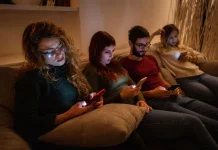 Berapa Jam Ideal Menatap Layar HP? Ini Rekomendasi Kesehatan Digital