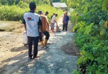 Kepala SMK Pantai Baru Pimpin Gotong Royong Perbaikan Jalan Rusak