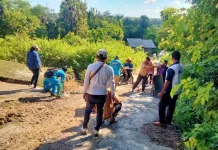 Gotong Royong, SMK Pantai Baru Perbaiki Akses Jalan Rusak menuju Sekolah