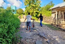 Kepala Sekolah SMK Negeri Pantai Baru Pimpin Perbaikan Jalan Secara Swadaya