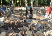 Babinsa Bantu Buat Pondasi RumahBagian Kemanunggalan TNI dan Rakyat Laboya Barat