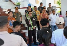 Sekretars Daerah  Kota Kupang Temui Massa Aksi LMND