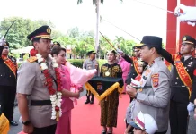 Kapolda NTT Pimpin Tradisi Pedang Pora Pelepasan Brigjen Pol Baskoro Tri Prabowo