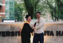 Mawar Eva de Jongh Wisuda