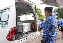 Jenazah Almarhum Kepala Dinas PMD Alexander Koroh, Disambut Prosesi Kehormatan