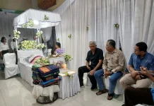 Wakil Bupati Sumba Barat Melayat ke Rumah Duka Istri Mantan Bupati Sumba Barat