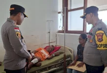 Kapolres Sumba Timur Hadir,Jenguk Korban Kecelakaan dan Berikan Dukungan Moril