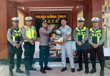 Jasa Raharja Waingapu Serahkan Helm SNI untuk Polres Sumba Timur