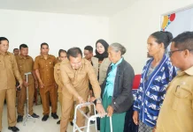 Pemkab SBD Salurkan Bantuan Kesehatan kepada Lansia