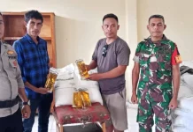 Babinsa Tabundung Dampingi Penyaluran Bansos  di Desa Waikanabu