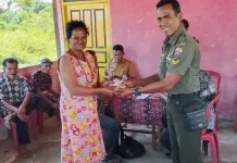 Babinsa Koramil Karera Kawal Penyaluran BLT Desa Tepat Sasaran