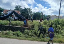 Babinsa dan Warga  Sinergi GelarKegiatan Bersihkan  Jalan Desa