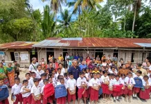 Kapolda NTT Salurkan Tas dan Buku untuk Siswa SD Negeri Boof di Pedalaman TTS