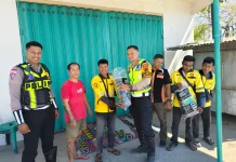 Satlantas Polres Sumba Timur Bantu Tikar Ojol Maxim Perkuat Kemitraan