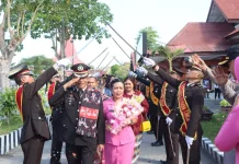 Tradisi Pedang Pora Iringi Pelepasan Empat Personel Purnabakti