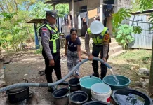 Menjelang HUT Bhayangkara 80 Polres Sumba Timur Bagi Air Bersih di Desa Padadita
