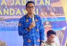 Wabup Sumba Timur Hadiri Sertijab Camat Pandawai dan Beri Arahan