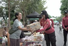 Ditpamobvit Polda NTT bagi Kompor Gas UMKM di Arena Car Free Day