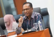 Usman Husin Salurkan Ribuan Bibit Durian untuk Rote